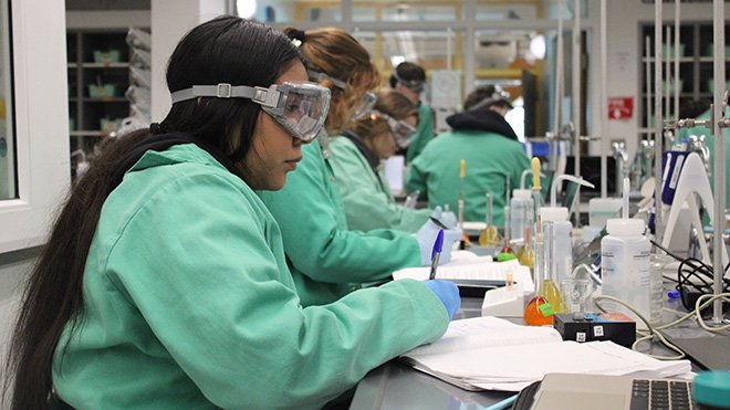 Students use the new State-of-the-Art Chemistry lab at RWU