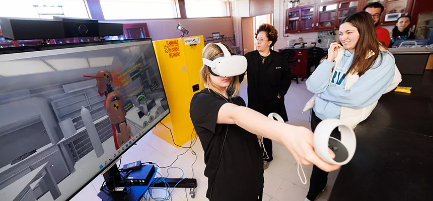 Forensic science students use virtual reality technology